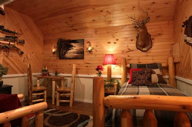 small cabin room de